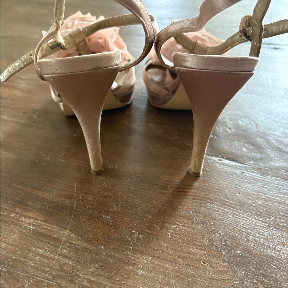 Platinum Ruffled Heels  Size 6.5 - Picture 6 of 7